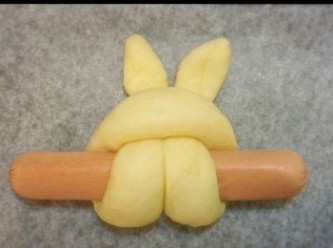 step4: 5.兔子形狀完成，盡量拉長兔子耳朵（耳朵造型太短、有機會經過麵包團發酵後耳朵造型會不美觀）