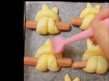 step5: 6.掃上蛋漿以38°c發酵30-40分鐘至兩倍大
11.預熱焗爐180°c
12.包面再掃上蛋漿
13.焗20分鐘即成

【注意】

1.每個牌子麵粉吸水能力各有不同，請因應情況加
   少許水份。（當搓麵包團時團太乾身，可以加返少許水差成滑身團後等發酵）
2.注意調教爈溫