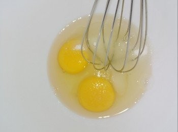 step1: 把糖同蛋打勻