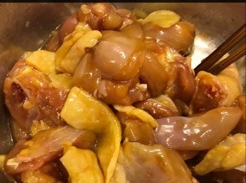 step1: 雞腿去除多餘的脂肪和部分雞皮（蒸起來不會太油膩），洗淨，瀝乾水，加入<span class="group_2">醃料</span>，拌匀，醃1小時