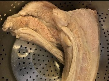 step2: 沖一沖水，去除表面油脂