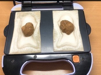 step4: 放上酥皮，餡料（圖是花生餡）