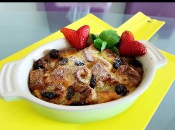 step5: 用士多啤梨和薄荷葉裝飾一下， 再灑上糖粉， 賣相漂亮又好味。