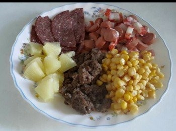 step7: 把所有準備好的餡料鋪上後， 可以擠一些沙律醬在上面（也可以不加）