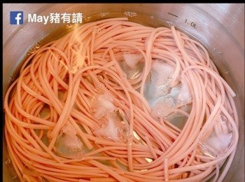 step1: 梅子麵放沸水中依包裝指示煮熟、撈起瀝乾。放入冰水中攪拌直至冰塊完全溶化，麵條變冰涼及爽口。