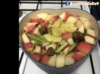 step1: 將蘋果去核切丁；香茅切段。再將所有材料一起與水大火煲至出味（約30分鐘）即可。