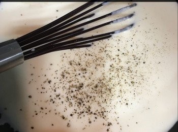 step7: 將闊條麵放入焗盤，面頭鋪上Mozzarella & Permesan芝士碎