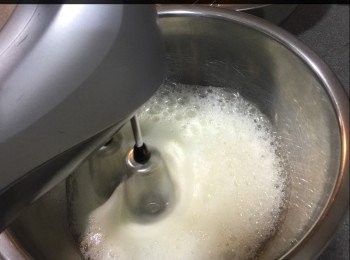 step2: 蛋白同糖打至乾性
勾勾直角