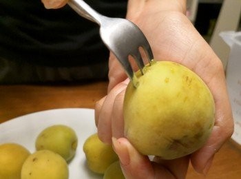 step1: 先將青梅洗好後涼乾，用义插滿梅身，目的是讓梅汁從孔慢慢浸出。