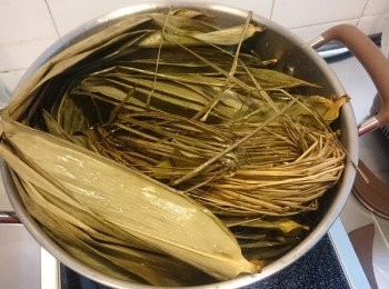 step1: 預早一天將糭葉以海綿和清水逐片洗好, 隔乾後放入煲內, 清水蓋過面, 水滾起計時, 烚15-20分鐘後關火待用