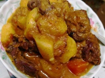 step1: 先將牛腩汆水後切大塊後燒紅隻鑊，先下油爆香蔥頭，洋蔥，香料後放入已汆好水的牛腩塊大火煎至表面收縮贊酒關火盛起備用