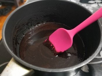 step22: 櫬熱加入冷水浸軟魚膠片, 攪拌至溶化