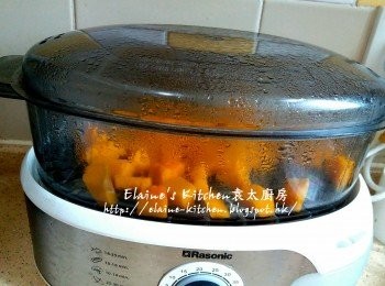 step7: 將南瓜去皮去籽切粒 , 放入電蒸鍋內蓋上蓋蒸20分鐘