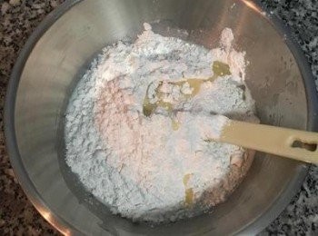 step2: 加入中筋麵粉和沙拉油；