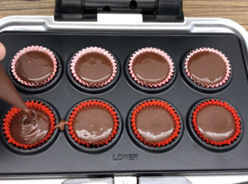 step5: 擠入麵糊於烤盤中。