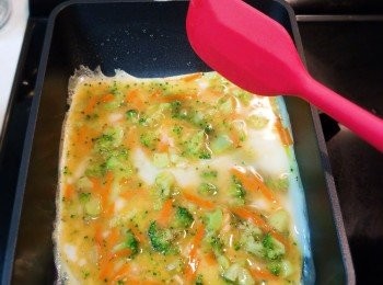 step5: 燒熱塗上薄油之平底鍋，開中小火，倒入適量的蛋汁，同時快速轉動鍋子，讓蛋汁均勻佈滿整個鍋子。