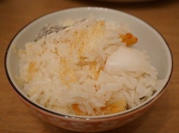 step4: 米洗好隔乾水，在鑄鐵鍋底塗上少許油後放入白米，加入浸過蝦乾的水和清水共 1 1/4杯，以中火煮十分鐘後放入魚塊、蝦乾及蒜蓉後關上煲蓋，大火加熱一分鐘後轉小火煲十分鐘後關火，焗兩鐘後開蓋即成