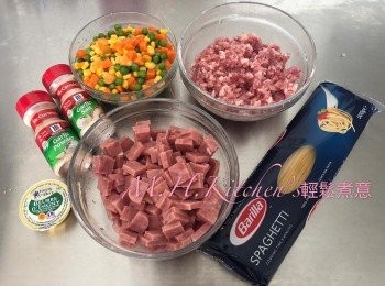 step1: 火腿，洋蔥(可不加 )切粒