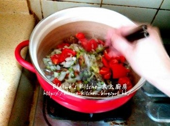 step3: 煲內放入薑絲 , 蝦頭蝦殼 , 芹菜粒 , 洋蔥粒及蕃茄粒拌炒至蝦頭蝦殼轉色