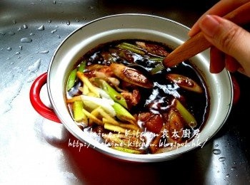 step2: 將梅頭肉放入鑊中 , 加入京蔥 , 薑絲 , 酒 , 五香粉 , 老抽 , 加入500ml水拌勻