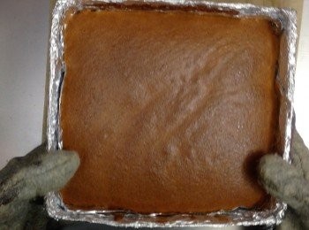 step10: 入爐先用170度焗10分鐘，再轉150度焗50分鐘
用焗爐紙墊底，焗好後錫紙盤倒轉，拿走錫紙盤後徹底放涼後切件即成