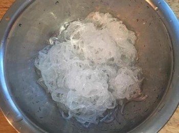 step8: 冷卻後將冰開水瀝除並擠乾水份，用廚房剪刀略減成段較方便食用。