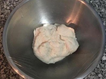 step7: 加入中筋麵粉和沙拉油後，用飯匙拌到看不到液體後，粗略的揉成糰後，蓋上保鮮膜，靜置鬆弛10分鐘；