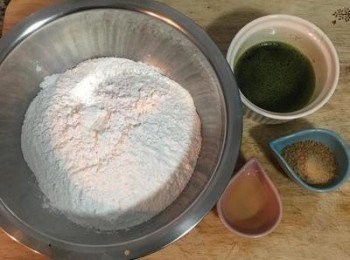 step6: 接著進行<span class="group_2">粿皮</span>的製作，先將艾草汁微波1分鐘或加熱到微溫； 將糯米粉與在來米粉秤在一起，其實用粉的比例是看個人喜好，喜歡Q一點的也可以全部用糯米粉，喜歡軟一點的也可以增加在來米粉的量；