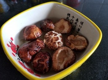 step13: 冬菇，沖洗後用清水浸泡至軟身，浸泡冬菇的水可一同倒入煲湯