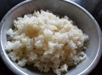 step8: 將已出水的魚肚取出，搾乾水份切粒備用