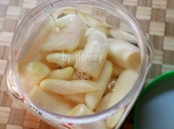 step3: 倒入醋 (足以蓋過面即可), 浸1小時待子薑出水, 取出子薑件/片 ,將醋倒入鍋中加入冰糖約150克煮至糖溶後再多煮5-10分鐘 (自行試味, 甜酸味道合口味即可) , 待涼後倒入子薑中, 拌勻後可入樽