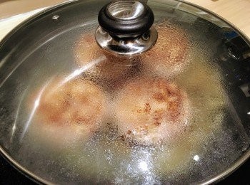 step5: 加入料理酒及水，加蓋轉小火焗5分鐘。