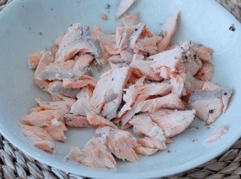 step1: 將意粉煮熟後，瀝乾水份備用。將三文魚蒸熟，切成小塊