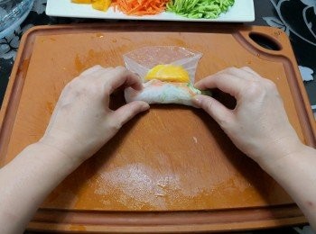 step5: 將米紙左右兩邊向內疊， 再卷成春卷狀便可