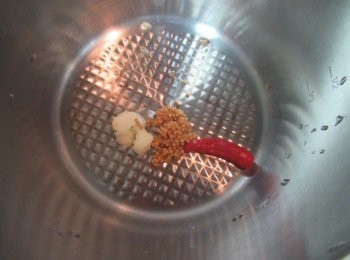 step2: 取快鍋,放入蒜碎,辣椒及芥末籽乾鍋炒香,離火倒入酒,味霖,鹽,黃薑粉,咖哩葉乾及步驟1拌勻,續倒入昆布柴魚高湯.蓋鍋蓋加壓15秒鐘,熄火待洩壓.