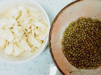 step1: 綠豆洗淨泡水，百合洗淨，剝成1片1片備用。