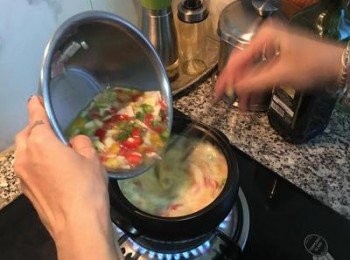 step5: 水大滾後，將蛋的混合液慢慢的倒入水中，並且要邊倒邊攪動鍋裡的水；