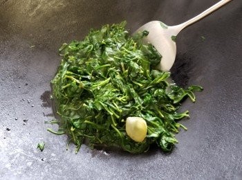 step3: 將枸杞清洗後，用少少油薑片炒至出水，水份不要