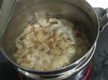 step4: 下竹笙絲和放進濃湯寶煮至溶合下雞絲及加入老抽調色