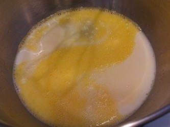 step4: 蛋液加奶攪混。