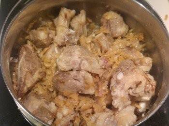 step9: 將巳爆的梅菜、<span class="group_5">香料</span>和豬軟骨放入調理鍋內。