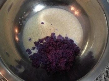 step5: 趁牛奶麵糰鬆弛時，進行紫薯麵糰的制作，盆中放入牛奶、酵母和糖及紫薯混勻；紫薯泥作法：紫薯去皮洗淨蒸30分鐘後，趁熱壓成泥，可多做一些冷凍保存。