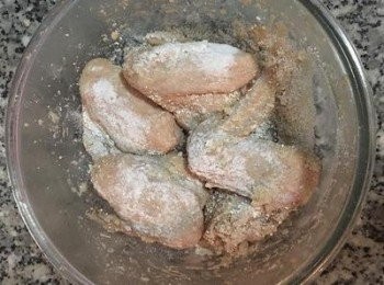 step6: 抓勻的雞翅放置一下回潮，雞翅上不需有太多的粉喔～