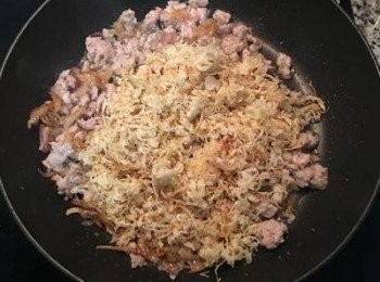 step4: 炒鍋加熱後倒入約兩湯匙的油，以豬油為佳，放入紅蔥頭片炒香，接著放入豬絞肉拌炒到半熟，放入蝦皮拌炒，接著再放入菜脯米拌炒均勻後，倒入少許的醬油並加入糖與白胡椒粉調味，如太乾可適量的加少許水，這樣也比較容易將醬油拌炒均勻，試味道後調整即可關火，最後倒入紅蔥酥與香油拌勻即可。