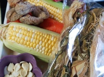 step1: 霸王花浸水1小時，再擠乾水分備用。
南北杏浸水30分鐘
豬骨汆水備用。
紅蘿蔔和粟米洗淨切件。
無花果洗淨切小塊。