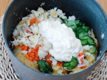 step5: 加入所有材料，拌勻，放入雪櫃一個小時，最後再灑上蛋黃碎即成！