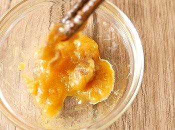 step1: 去除酸梅的外皮和果核。（用手弄其實會更徹底和方便一點）