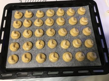 step6: 輕力壓扁，掃上蛋液，將腰果放在上面，再掃上蛋液