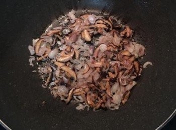 step3: 鍋燒熱放入少許食用油，炒香紅蔥頭片後接著炒香菇；