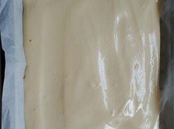 step3: 取出焗盤把其餘的麵糊倒入焗盤上抹平。再放入已預熱180度的焗爐焗14至16分鐘左右至面頭金黃色即可。出爐後反轉蛋糕係牛油紙上，撕下焗爐紙再蓋上蛋糕保持濕潤待冷卻